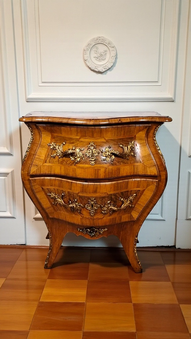 Kleine französische Kommode mit hochwertigen Bronzebeschlägen