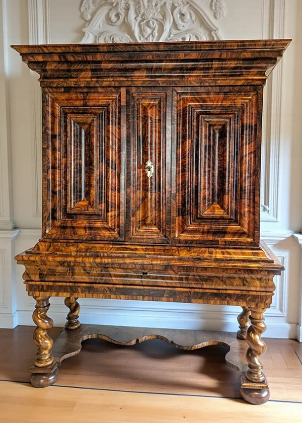 Frankfurter Kabinettschrank mit offenem Untergestell