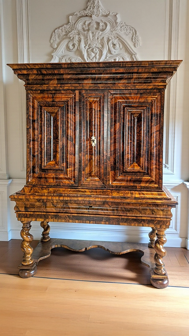 Frankfurter Kabinettschrank mit offenem Untergestell