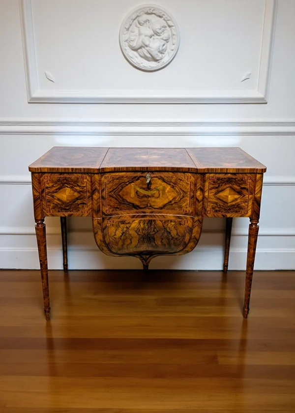 Vielseitiges und geheimnisvolles Verwandlungsmöbelstück