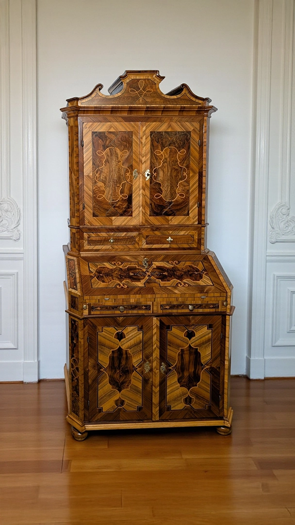 Barock Sekretär Nussbaum mit versteckten Geheimfächer