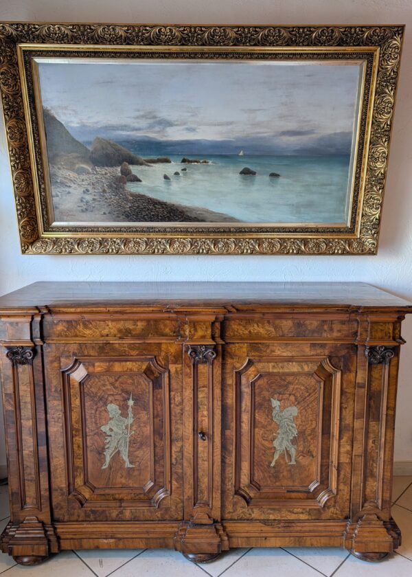 Barock Anrichte Nussbaum mit Zinnreiter