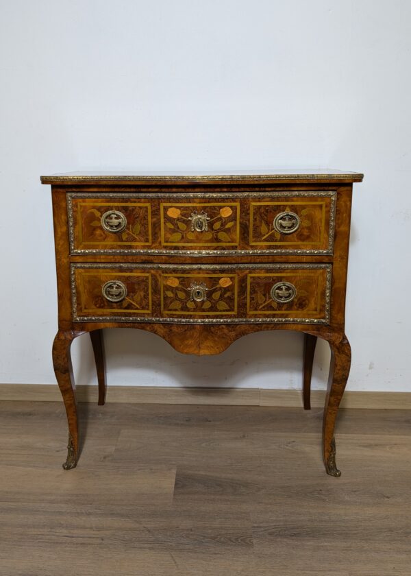 Nussbaum Kommode mit Intarsien Frankreich Louis XV
