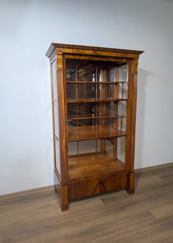 Biedermeier Vollglas Vitrine Nussbaum