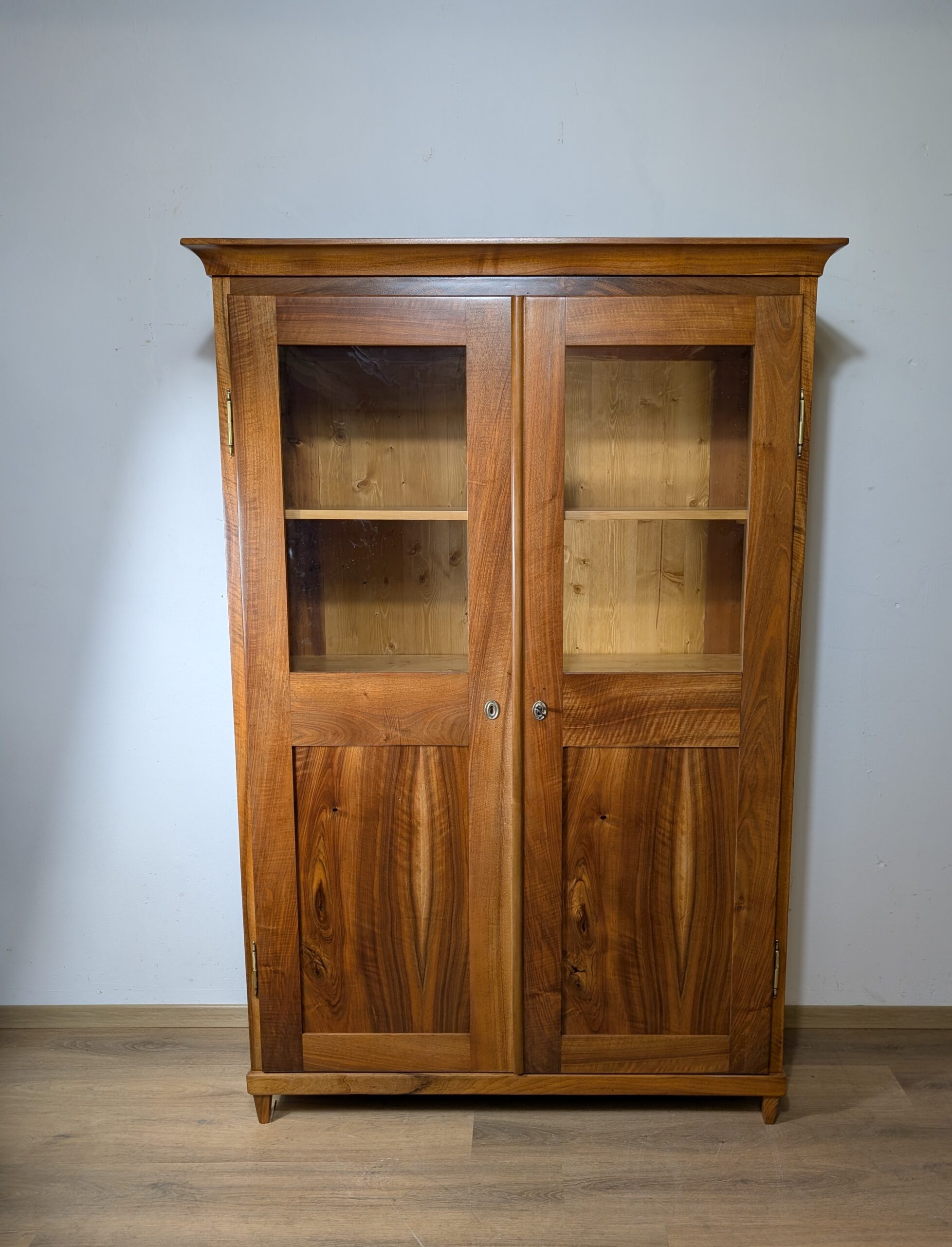 Biedermeier Nussbaum Vitrine