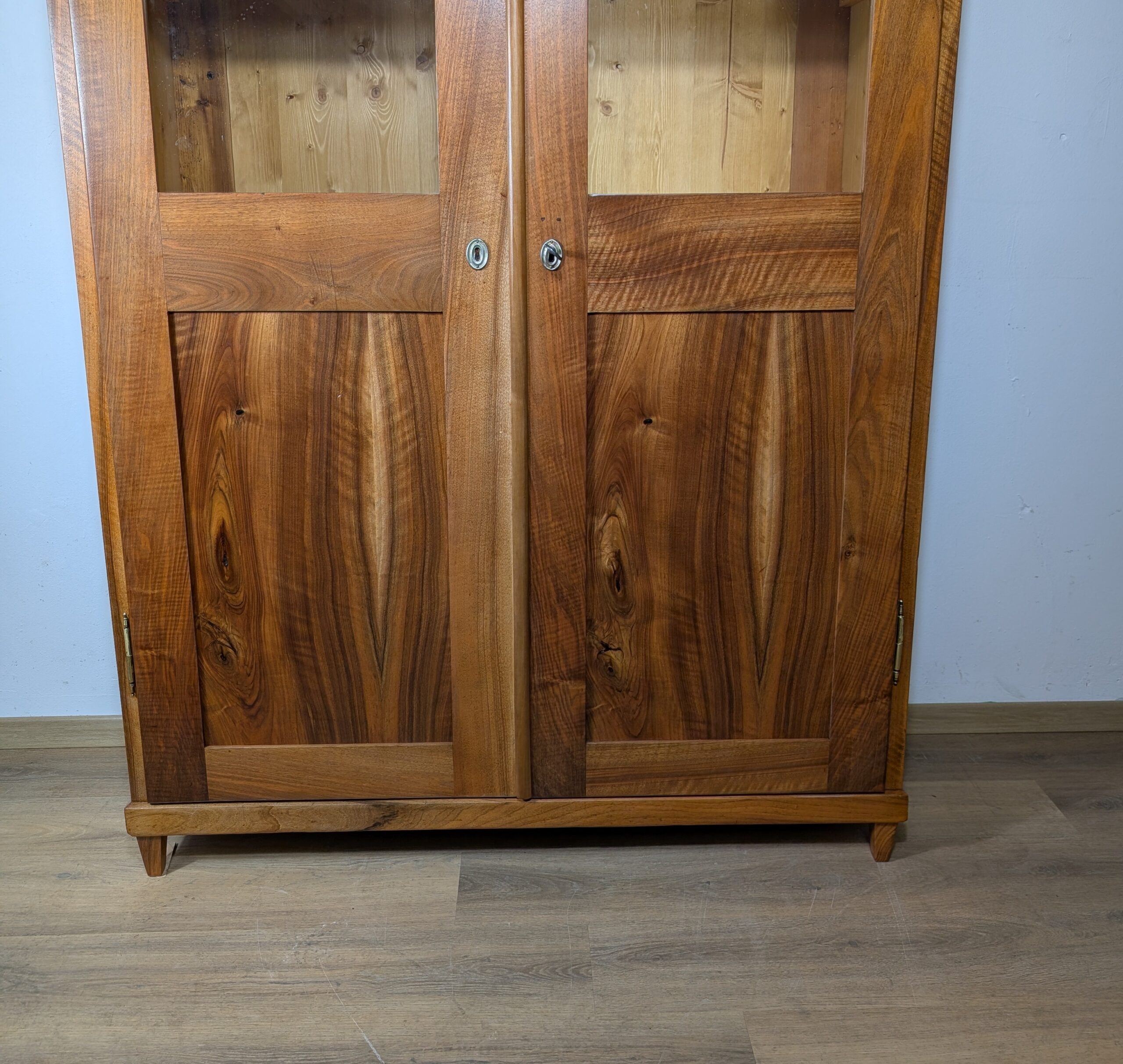 Biedermeier Nussbaum Vitrine – Bild 3