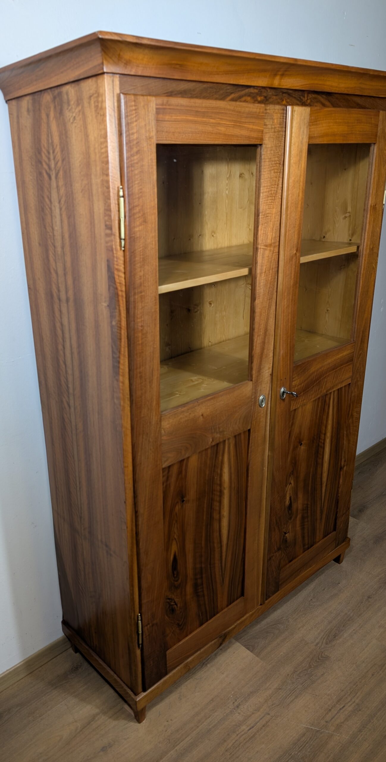 Biedermeier Nussbaum Vitrine – Bild 4