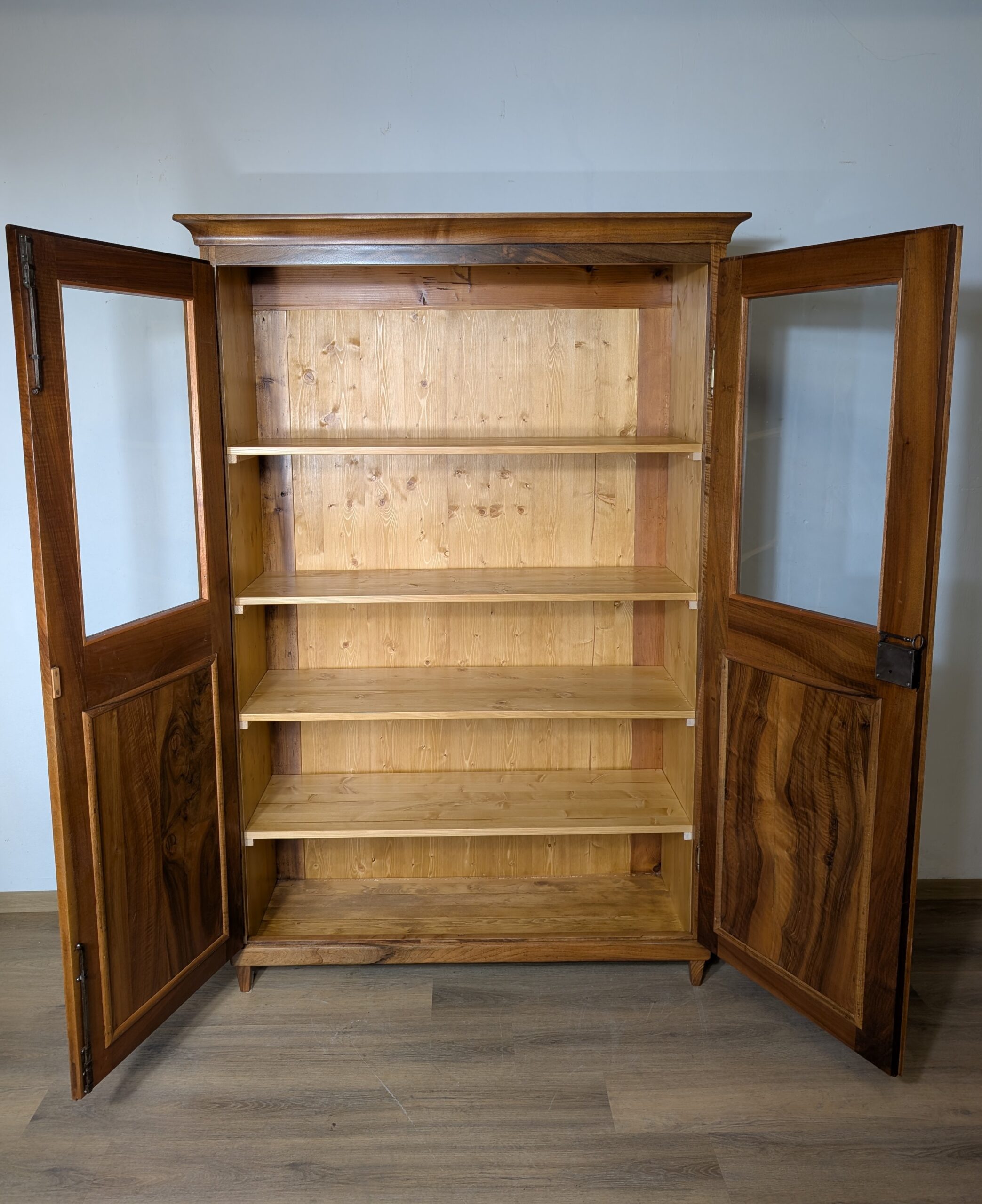 Biedermeier Nussbaum Vitrine – Bild 7