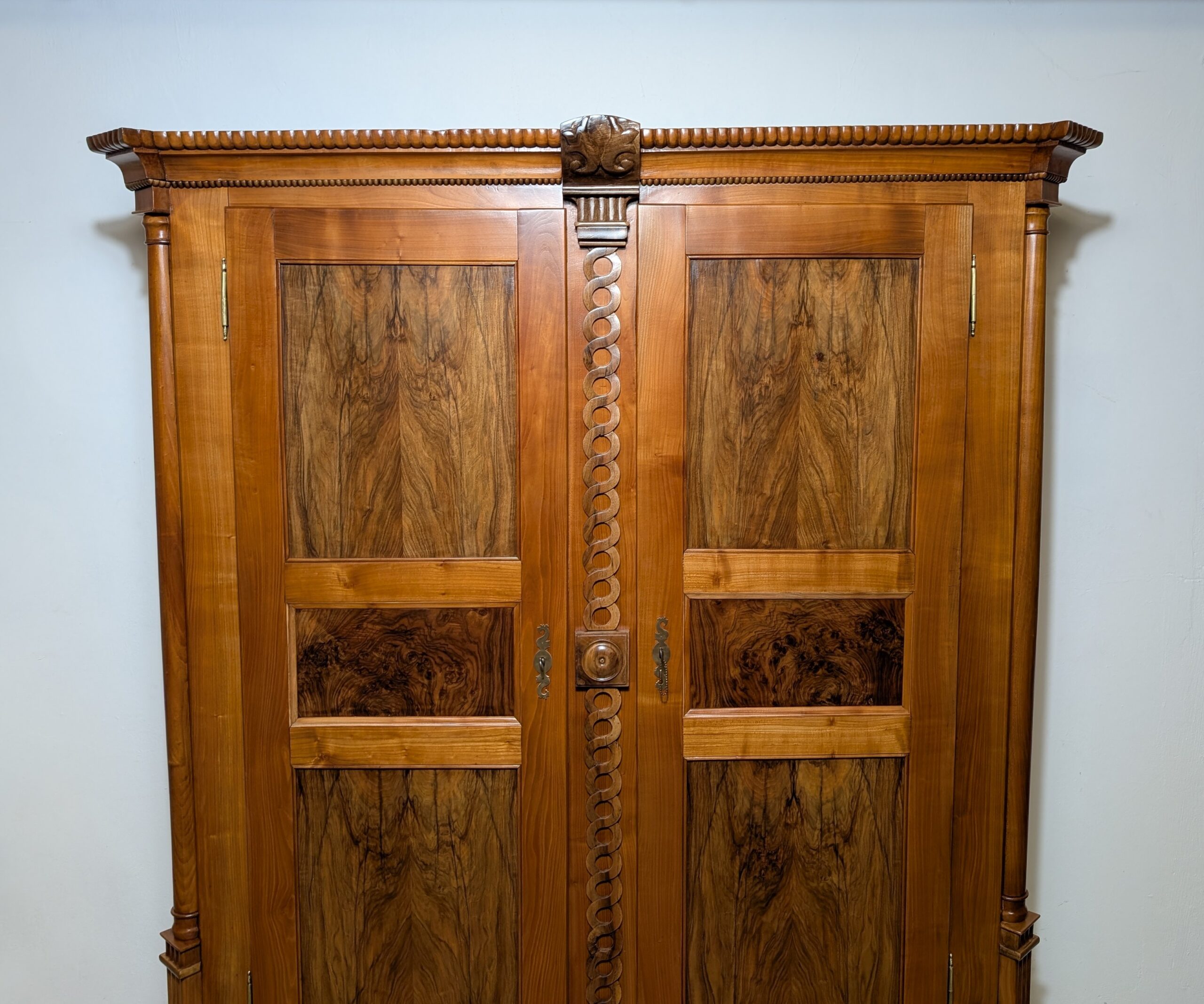 Louis Seize Kirschbaum Schrank – Bild 5