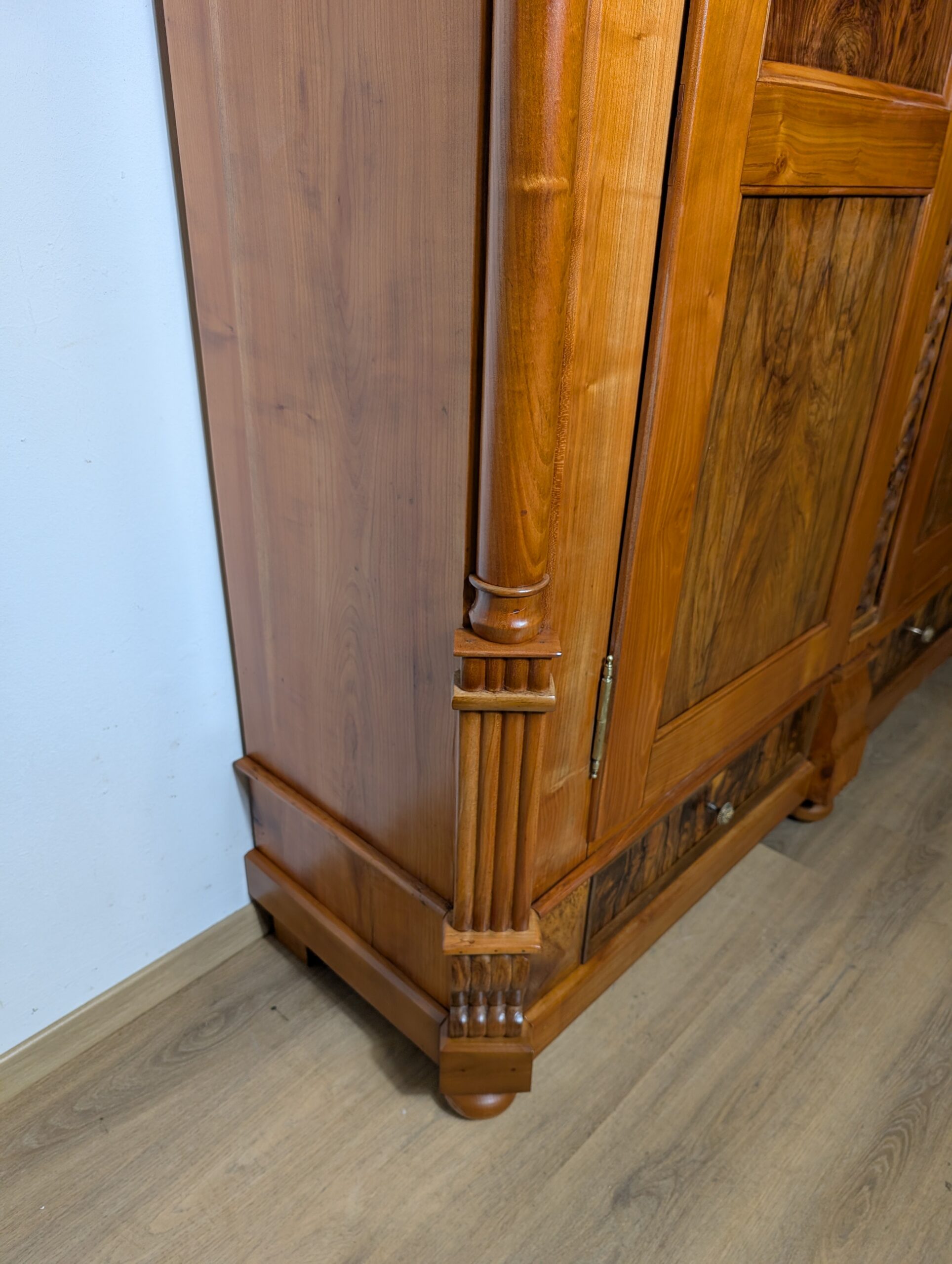 Louis Seize Kirschbaum Schrank – Bild 7