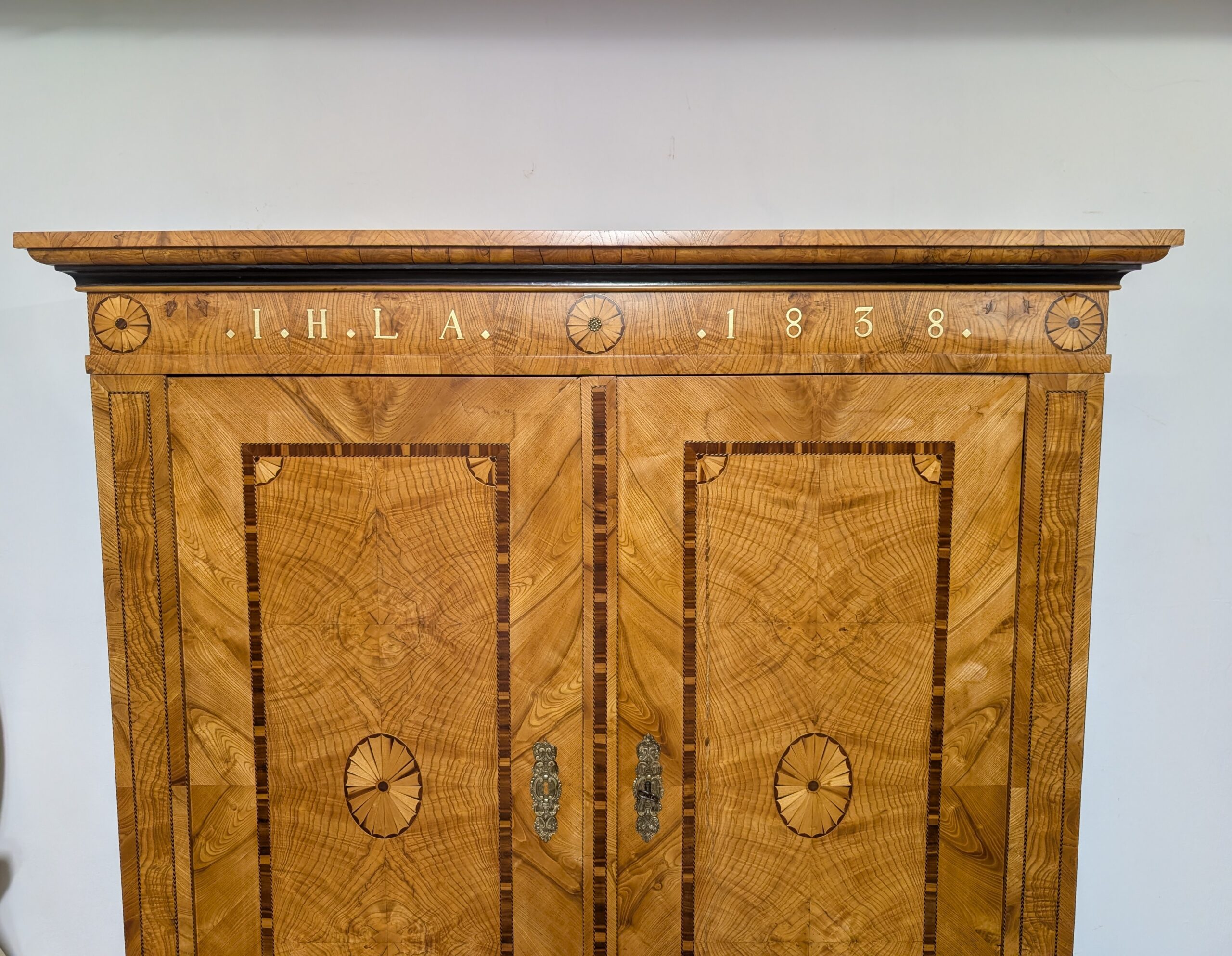 Biedermeier Hochzeitsschrank Esche / Intarsien Schrank – Bild 3