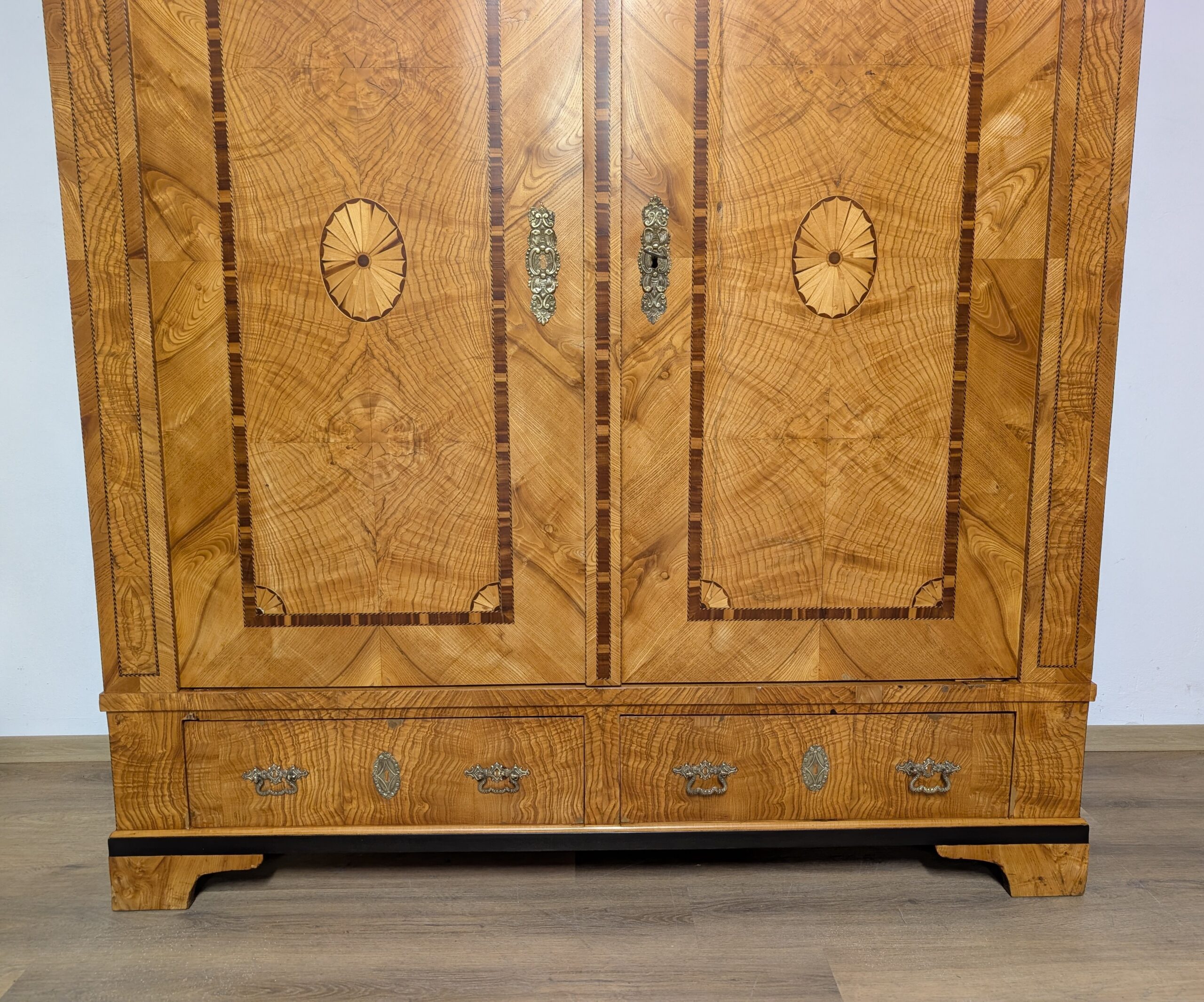 Biedermeier Hochzeitsschrank Esche / Intarsien Schrank – Bild 4