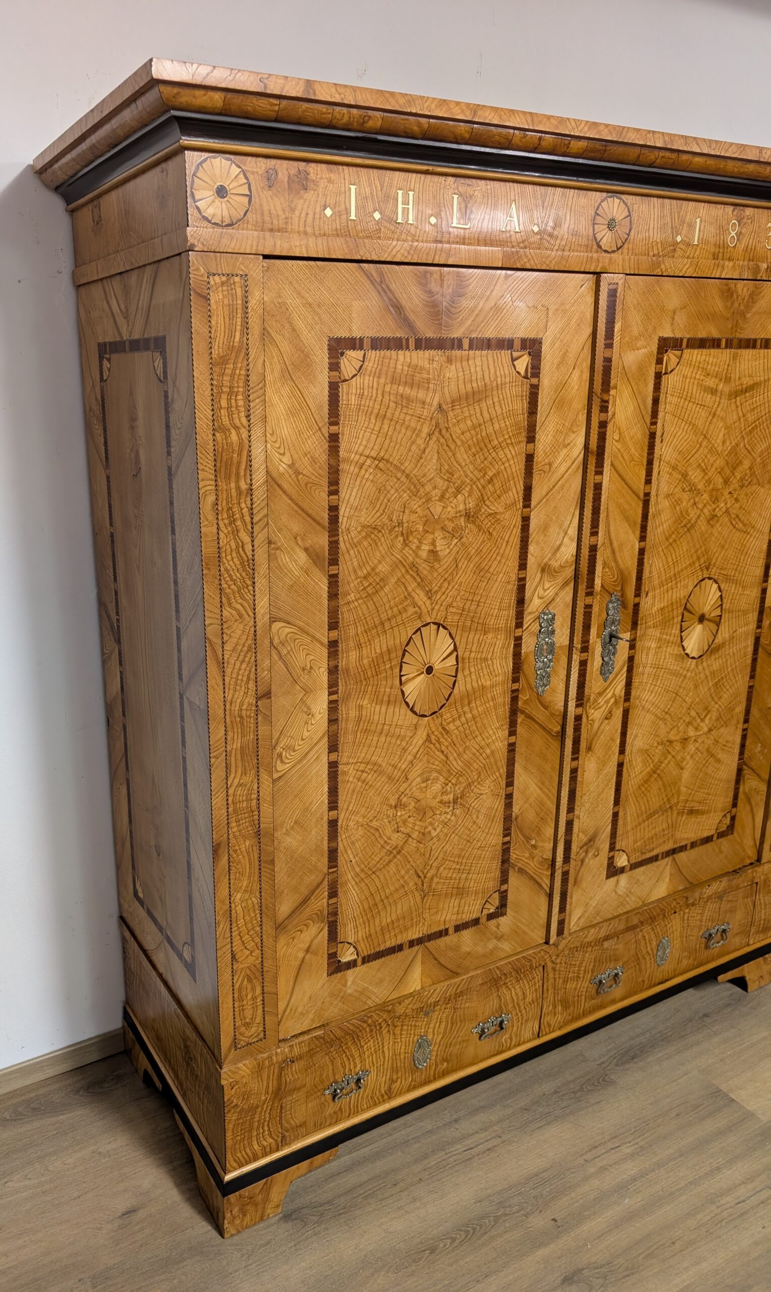 Biedermeier Hochzeitsschrank Esche / Intarsien Schrank – Bild 5