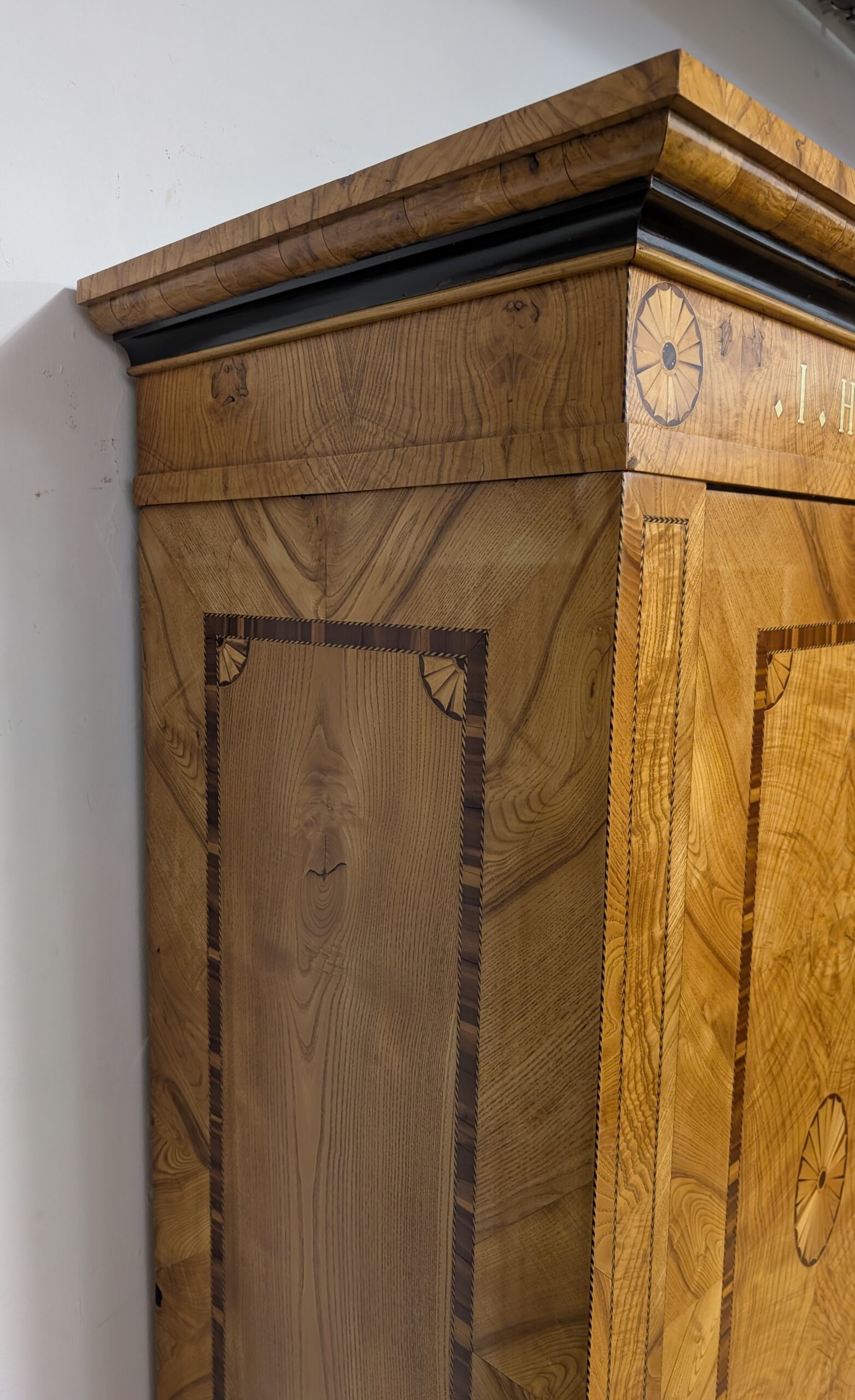 Biedermeier Hochzeitsschrank Esche / Intarsien Schrank – Bild 6