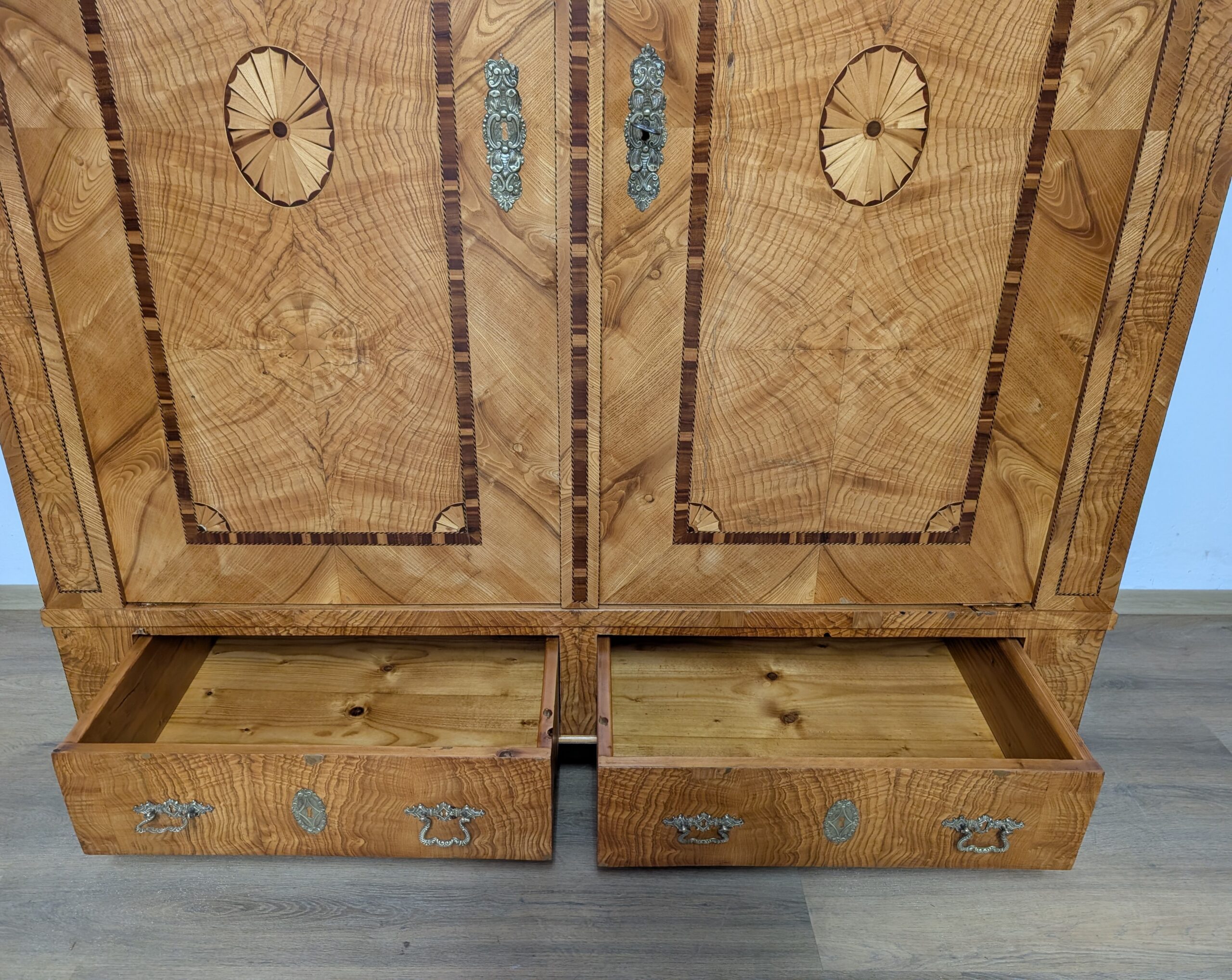 Biedermeier Hochzeitsschrank Esche / Intarsien Schrank – Bild 7