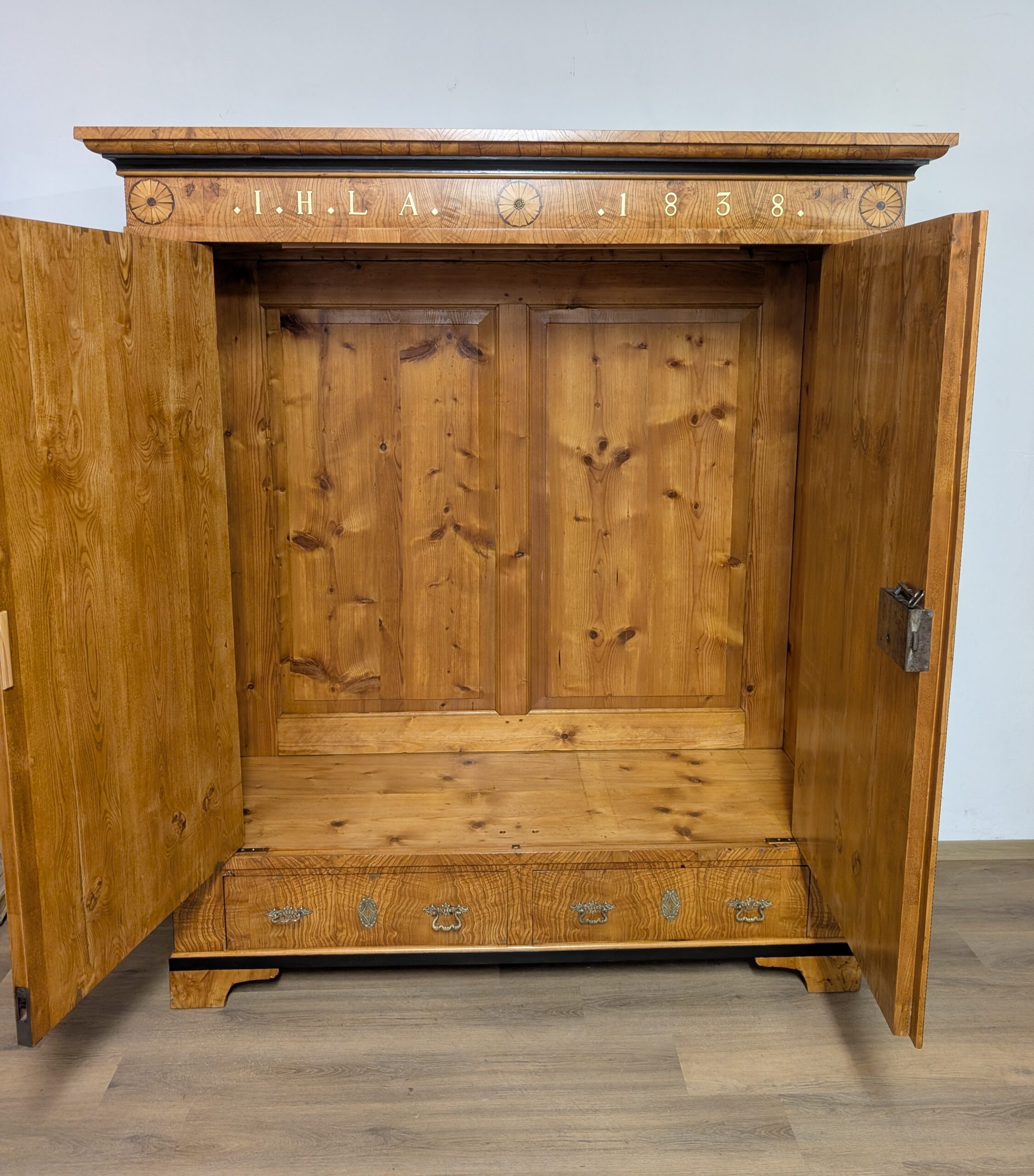 Biedermeier Hochzeitsschrank Esche / Intarsien Schrank – Bild 9